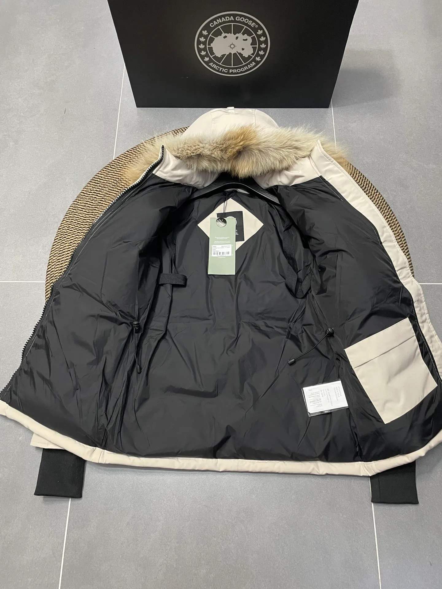 P880 off-white Canadian CANADA GOOES 04 model/women's model. The Arctic and Antarctic scientific expedition teams and others choose Canada Goose as their cold-proof equipment, the Rolls-Royce of down jackets.  ➖ Industry-leading anti-counterfeiting chip sensing.  ➖ Imported Behringer embroidery machines and customized embroidery labels, the highest level and industry leading.  ➖ Imported Korean 21-count polyester-cotton blended original fabric, TC85 waterproof coated fabric, water-repellent, windproof and wear-resistant.  ➖ The new national standard 80 white duck down is filled with an average of 520 grams of down. The amount of down filled is industry-leading.  ➖ 100% nylon lining with double double-layer sealing design to prevent velvet running, and seamless thread design on the cuffs!  ➖ Western Canadian Green Wolf Collar.  ➖ Yoshida YKK provides original factory-customized electroplated sliders. YKK two-way lockable zippers are tight and smooth and do not peel off paint.  ➖ 3M composite Velcro is durable and the accessories and hardware are all custom-made. Only for the purest goose, the most dedicated, the most professional, the highest quality, the highest cost performance!    SIZE:XS-XXL